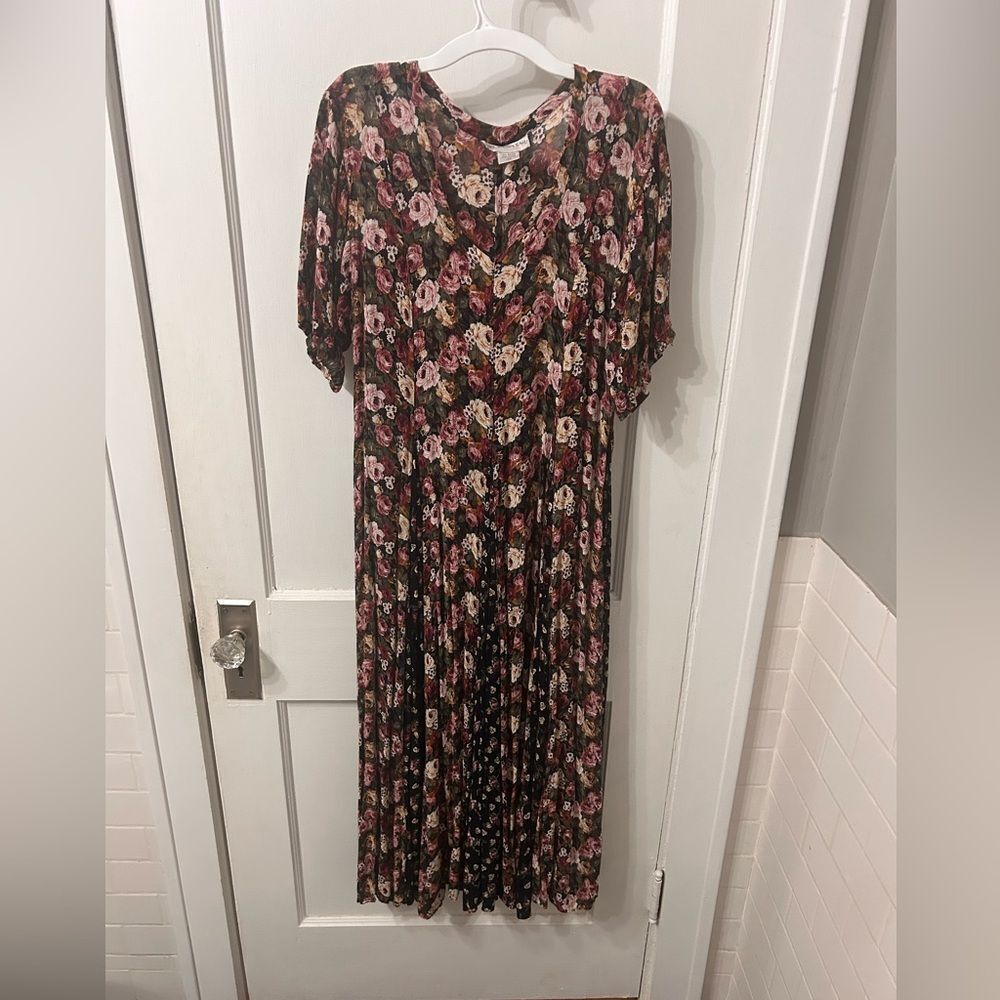 Chic Floral Maxi Dress in Black and Pink